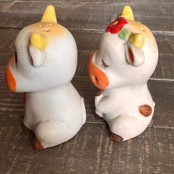 Vintage Hand Painted Bisque Cow Couple Salt & Pepper Shakers - Picture 5 of 7
